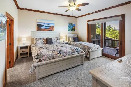 New Modern Mountain Condo with Vista Mountain Views, Large Deck, Washer & Dryer!