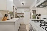 Designer Digs Hotel a Monrovia