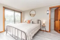 Beautifully Renovated Lodge with Lakeview