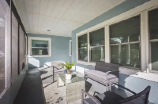 HEATED POOL 8 FEET DEEP AND FIRE PIT BLISSFUL 4 BR HOME CLOSE TO EVERYTHING