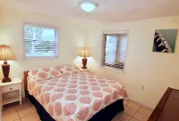 Walk to Nokomis Beach. Quality, Cleanliness, Affordable. SmartTV, Full Kitchen