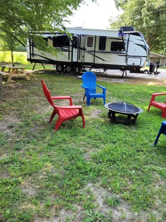 Crossroads to Pickwick Glamping