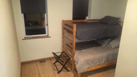 Logde sleeps 11 ...set up for exploring the Mississippi River or Driftless Area.