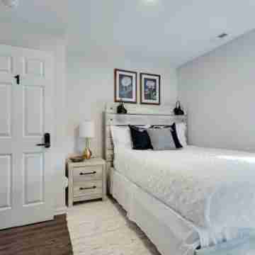 Modern, Spacious Whole Unit Traveler's Home! Rooms