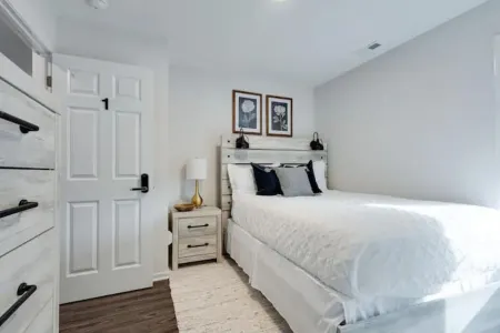 Modern, Spacious Whole Unit Traveler's Home!