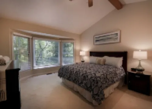 Game Room~Grill~Screen Porch~Fireplace~Top of Mountain~Walk to Most Amenities