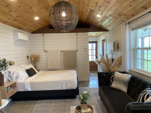 Modern, cozy, Studio Apartment - Homestays