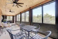 WATER FRONT-HOT TUB- WALKING DISTANCE to main strip. Cobblestone Retreat