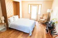 Magical Mountaintop Oasis, Private 5-acre Retreat with Stunning Views!