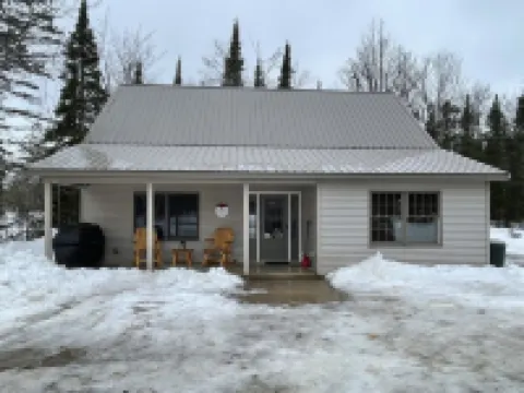 Cozy cottage near snowmobile trail & sandy beach! Hotels in Brimley