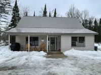 Cozy cottage near snowmobile trail & sandy beach!