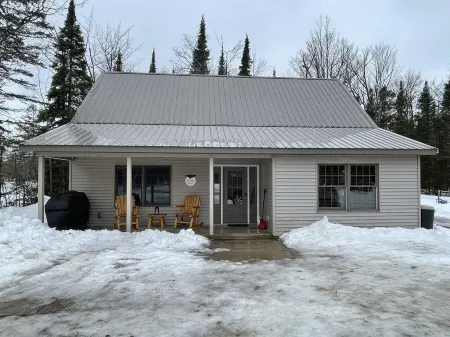 Cozy cottage near snowmobile trail & sandy beach! Отели в г. Чиппева