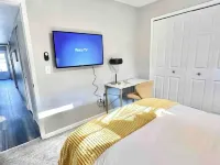 Colorful Retreat, w/ Firepit and 2 TV's.  By Royal Oak! Hotels in Madison Heights