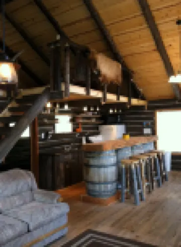 Riverfront Log Cabin, minutes away from your outdoor adventure