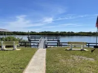 Snowbird Special-Large Comfy Stay Pets Welcome w/Parking Trailers/Bikes/Boats Hotels in Edgewater