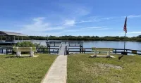 Snowbird Special-Large Comfy Stay Pets Welcome w/Parking Trailers/Bikes/Boats - Homestays