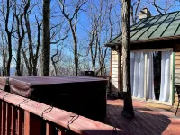 Cozy Cabin with private HOT TUB! Hotels near Greenstone Overlook