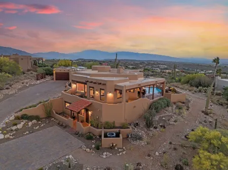 Cimarron: Spectacular city and mountain views, pool, hot tub, and more!