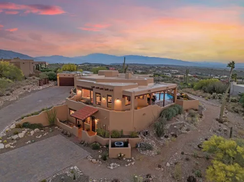 Cimarron: Spectacular city and mountain views, pool, hot tub, and more!