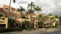 Beautiful Relaxing, Waterside Views! Walking Distance, Elevator,Garage, Pool&Spa