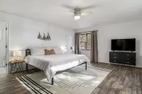 LAKEFRONT Bliss FLAT to water: Spacious home with Game Room, Sleeps 15 Guests!