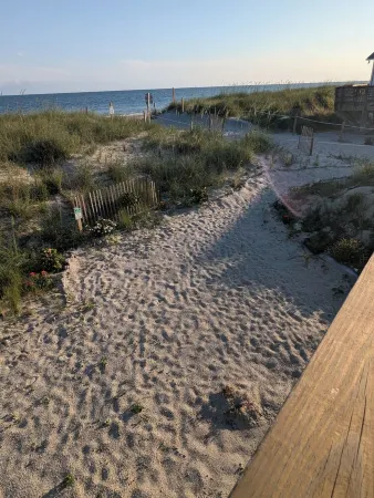 Beachfront 2-bedroom cottage with breathtaking view and just steps to the beach