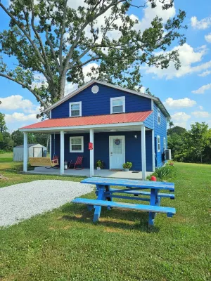 LIBERTY LODGE -- Beautiful 2-bed 2-bath Cabin in Bryant w/ Fast WiFi & AC