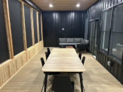 Luxurious Speakeasy Lodge, Hot Tub, Wifi & Hidden Speakeasy! Mins from the Caves