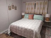 Funky Fun Treehouse Duplex Flint Hills Discovery Center 주변 호텔