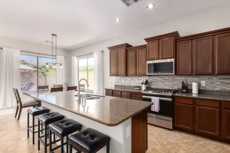 Relaxing stay with FREE heated pool! The Rimrock Retreat Отели в г. Сюрпрайз