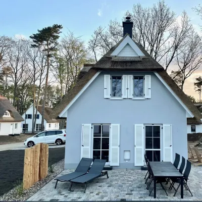 Modern Eingerichtetes Reetdachhaus mit Einladender Terrasse Hotel a Zirchow