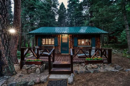 Rustic Cozy Cabin at the Base of Greenhorn Mountain.