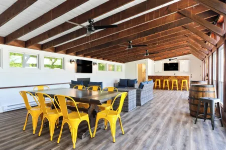 Historic Country Estate with Fabulous Pool & Pool House! Отели в г. Хантердон