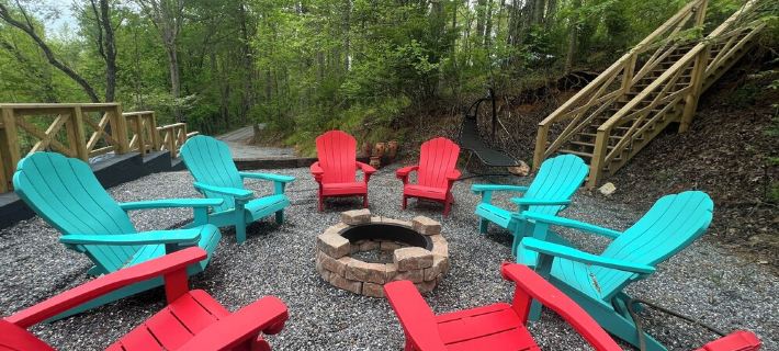 Spacious 4-bedroom river front cabin with WiFi, Game Room & Hot Tub for 15 Отели в г. Мейкон