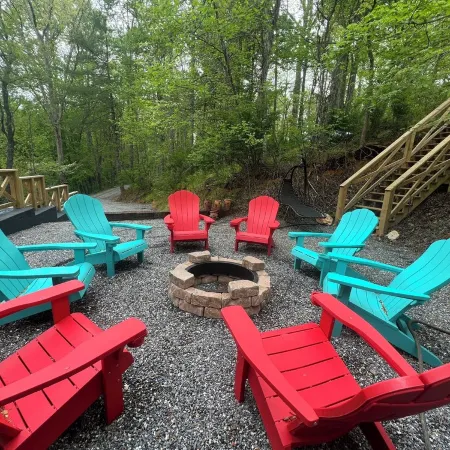 Spacious 4-bedroom river front cabin with WiFi, Game Room & Hot Tub for 15
