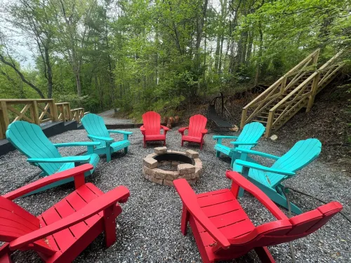 Spacious 4-bedroom river front cabin with WiFi, Game Room & Hot Tub for 15