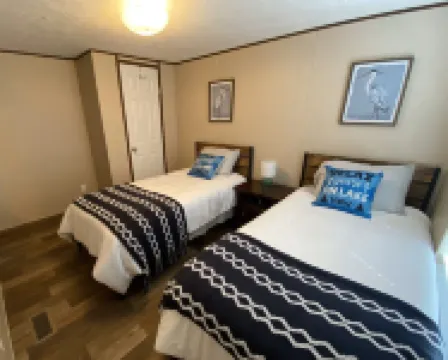 Spacious 4Br, 2BA. Close to Lake, Hot Springs, Spaceport, and the Golf Course!