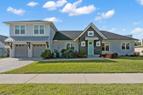 4 Min Walk to Beach~Golf Sim~Hot Tub~Private Backyard~Fire Pit~Outdoor Shower