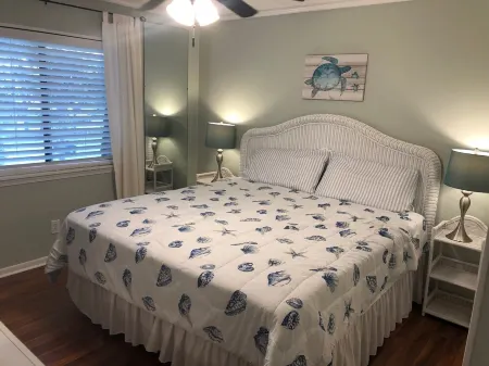 NEW 2 Bed/Bath Beachfront Property w/ 3 Restaurants