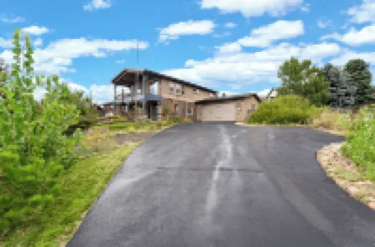 Relaxing Authentic Colorado Retreat w/ Chic Art, 5 min to USAFA & Amenities Hotels in Gleneagle
