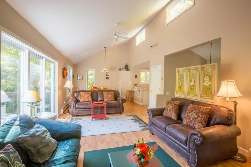 Resort Mountain Home with  Private Hot tub Walk to Pools, Pond WIFI Hotels in Campton