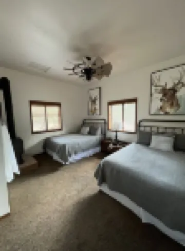 Private Mountain Retreat with room to roam! Horses welcome!