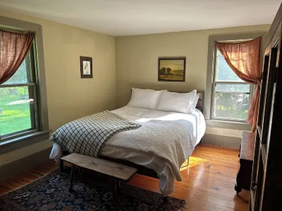 Charming 3-bedroom farmhouse in welcoming Skaneateles, short walk to village. Hotels near Thayer Park