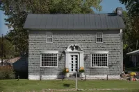 Historic home across the street from the Ozark Mill and Finley Farms property - Homestays