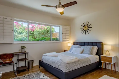 ATOMIC-MOD HOUSE in prime Palm Desert/next to El Paseo! Отели в г. Палм-Дезерт