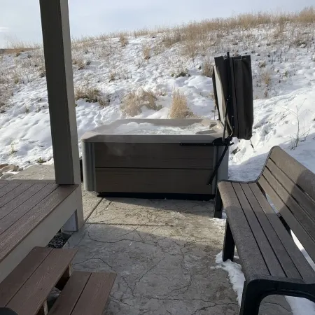 Great location with view and private hot tub!  Well-equipped 3 bedroom.