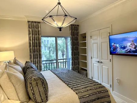 High End, 2/2 Private BEACHFRONT condo w/ Golf Cart, w/ heated pool & hot tub. Отели в г. Мирамар-Бич