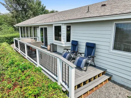 Easy Beach Access, Spacious Decks & Striking Ocean Views - Harris Beach Overlook