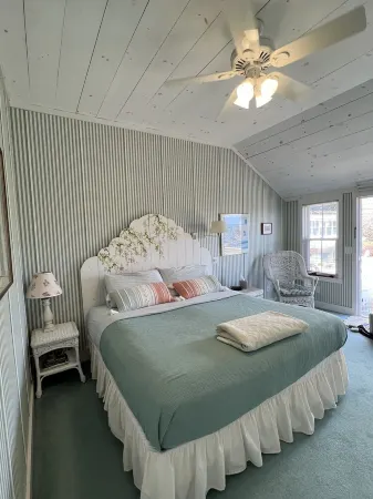 New, top deck couples retreat overlooking Southwest harbor!