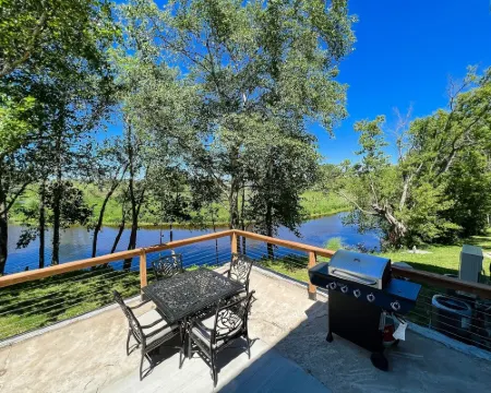 Waterfront 2 BR Lower-level w/ grill & kayaks アルゴマのホテル